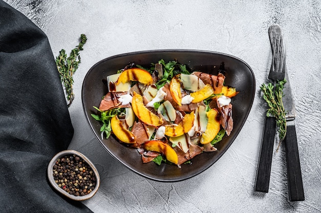 Salad with Prosciutto and peach