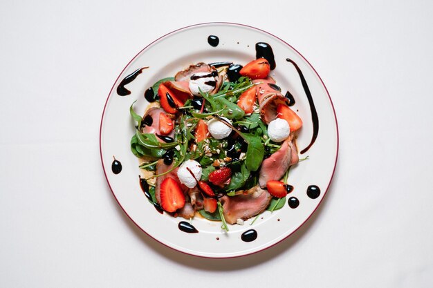 Salad with roast beef and strawberries