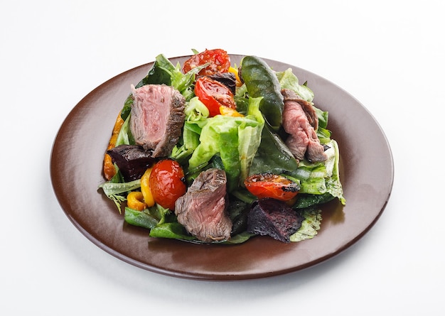 Insalata con roastbeef e verdure isolate su bianco