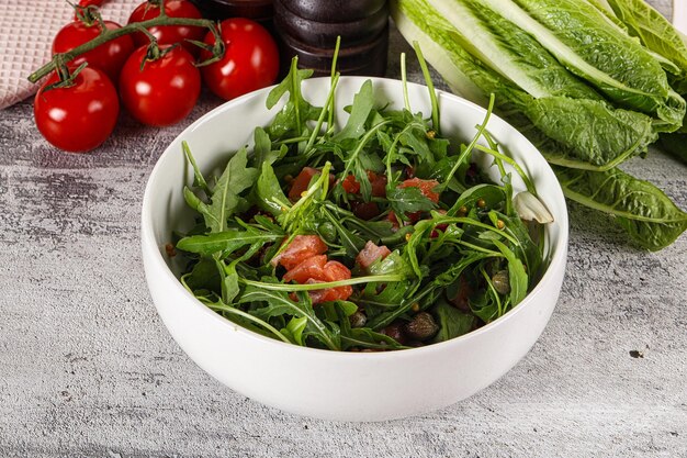 Foto insalata con salmone e arugula