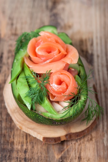 Foto insalata con salmone in mezzo avocado