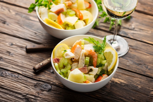 Insalata con frutti di mare, patate e sedano