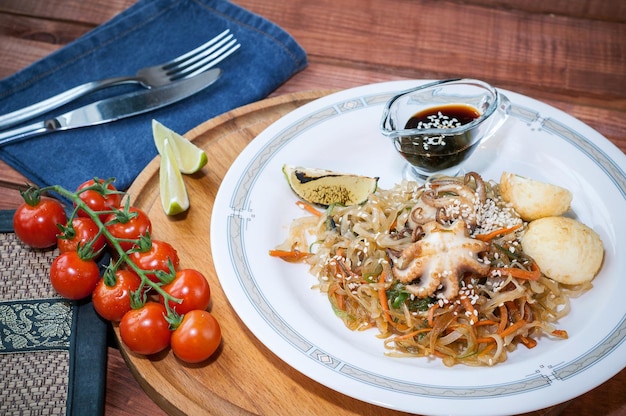 Салат с морепродуктами и соусом Тайская кухня