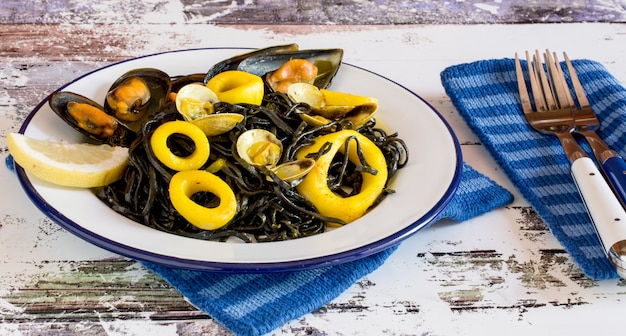 Salad with seaweed and calamari