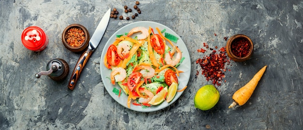 Salad with shrimp and vegetables