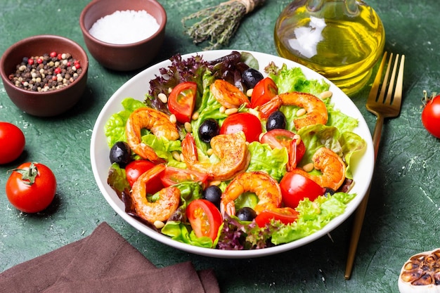 Photo salad with shrimps tomatoes olives and nuts healthy eating