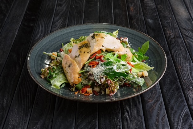 Salad with smoked chicken fillet and bacon chips