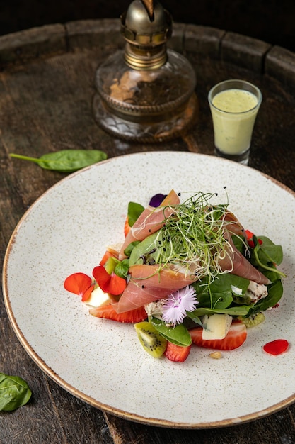 Salad with strawberries parmesan and prosciutto