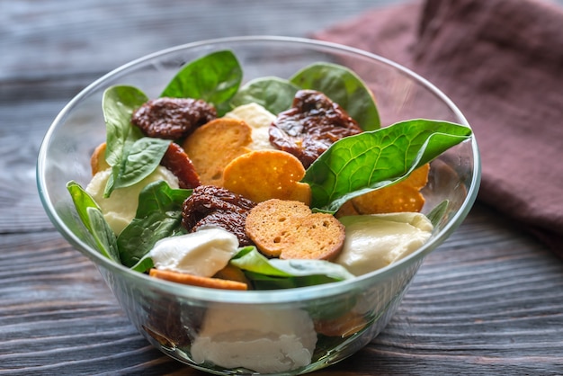 Salad with sun-dried tomatoes