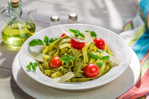 Foto insalata con pomodori e formaggio