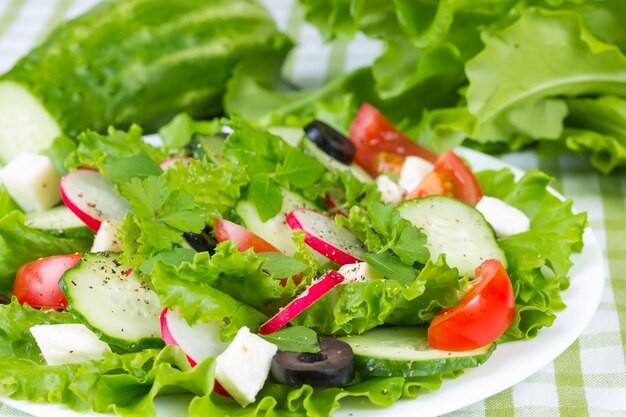 Insalata con pomodori cetrioli ravanelli e olive