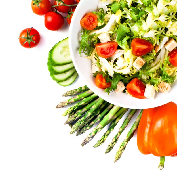 Foto insalata con pomodori e foglie verdi isolato su bianco