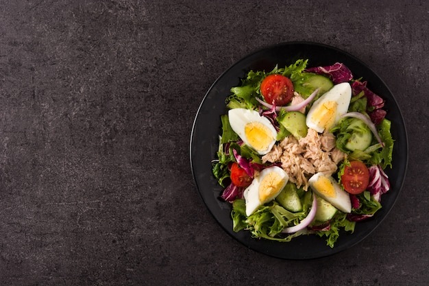 Salad with tuna, egg and vegetables