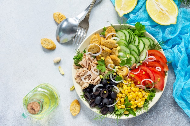 Salad with tuna and fresh vegetables