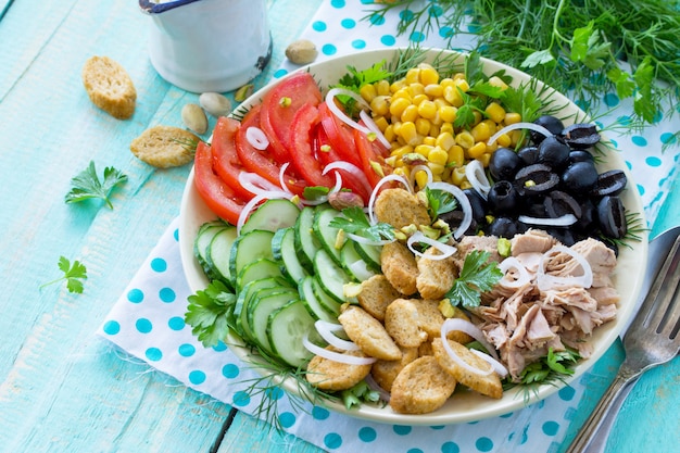 Салат с тунцом и свежими овощами
