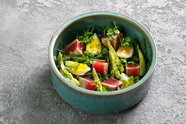 Foto insalata con filetto di tonno alla griglia avocado e uova