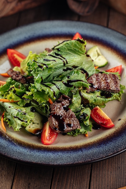 Insalata con vitello caldo e verdure