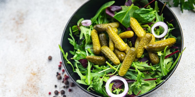 salade augurken komkommer zoute groene bladeren mix verse maaltijd snack op tafel kopieer ruimte eten