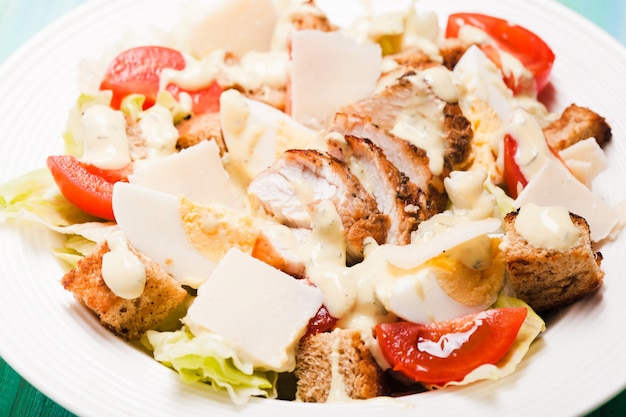 Salade Caesar in een bord