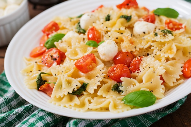 Salade Caprese met tomaat, mozzarella en basilicum