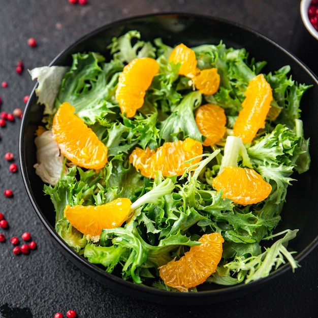 Salade citrus sla mix laat mandarijn of sinaasappel maaltijdsnack op tafel