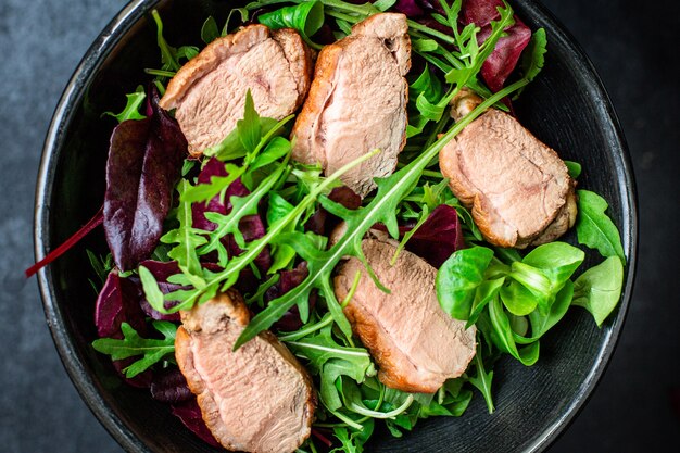 Salade eendenborst mix greens sla bladeren klaar om te eten gedeelte