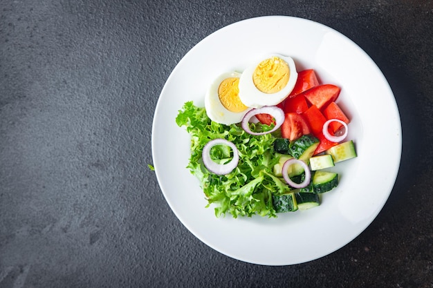 Salade eieren groente komkommer tomaat sla vegetarisch gezonde maaltijd snack dieet op tafel