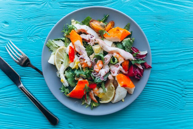 Salade en Pasta Met Zeevruchten Op Een Blauwe Achtergrond