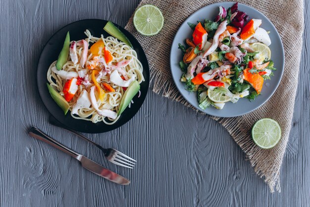 Salade en Pasta Met Zeevruchten Op Houten Achtergrond