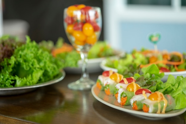 Salade eten van gezondheidsliefhebbers wordt steeds populairder in Thailand. Heerlijke smaak.