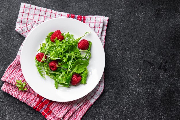 salade framboos groene bladeren mix salade gezonde maaltijd voedsel snack op tafel kopie ruimte voedsel