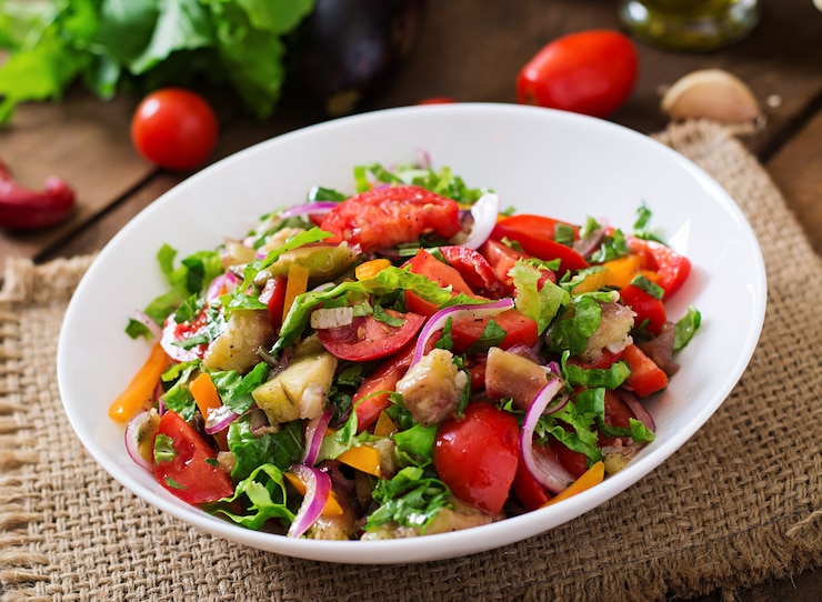 Foto salade gebakken aubergine en verse tomaten