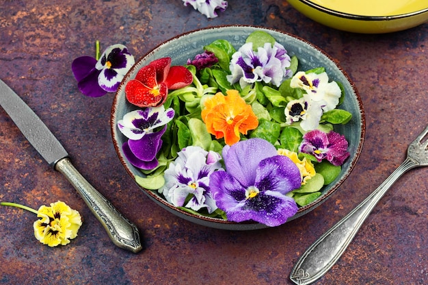 Salade gemaakt uitsluitend van eetbare bloemen