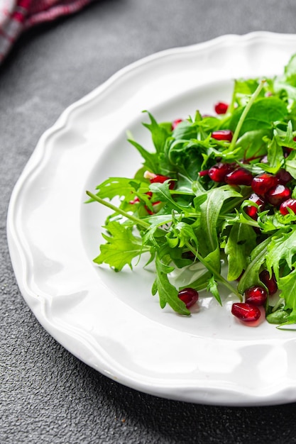 salade granaatappelzaad groene bladeren sla mix gezonde maaltijd voedsel snack op tafel kopie ruimte