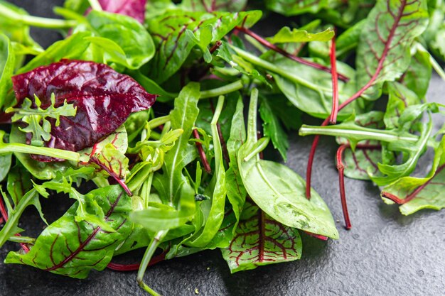 Salade groene bladeren mix microgroen sappige snack klaar eten op tafel gezonde maaltijd bovenaanzicht