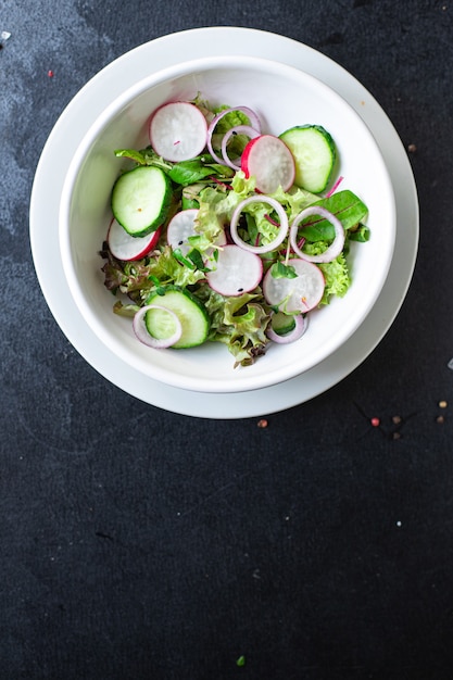 salade groente radijs komkommer groene mix bladeren groentemaaltijd