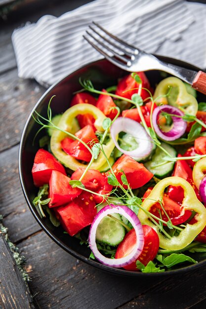 salade groenten tomaat komkommer peper ui olijfolie gezond eten vers portie veggie