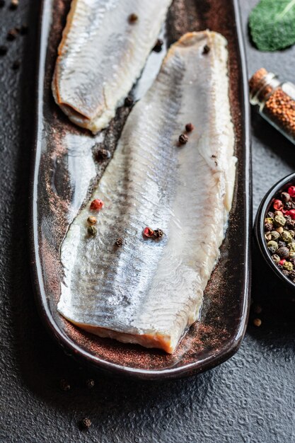 salade haring plakje vis zoute verse zeevruchten voorgerecht op tafel