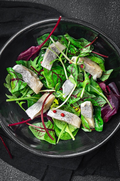 salade haring vis plakjes zeevruchten groen blad sla verse gezonde maaltijd Pasen eten snack