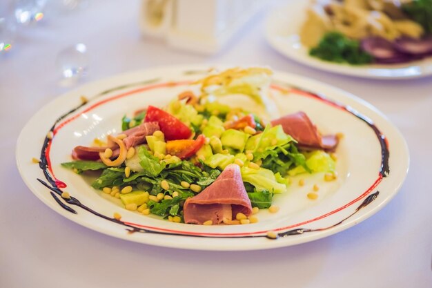 Salade in een bord. Horeca dienstverleningsconcept.