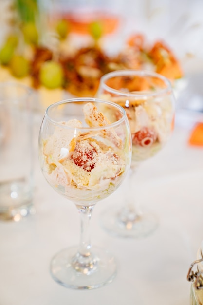 Salade in een glas comfortabel serveren van de buffettafel