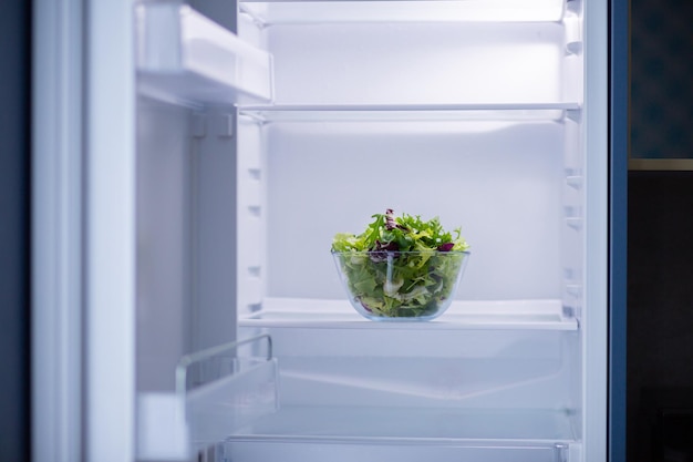 Salade in een transparante kom in de koelkast Voedsel voor vegetariërs Set van verschillende salades