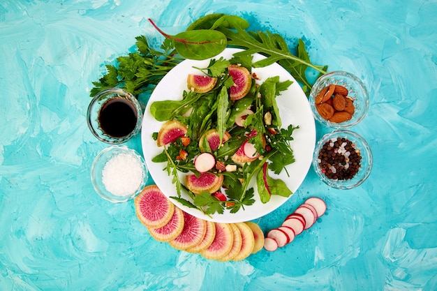 Salade in witte plaat rond ingrediënt