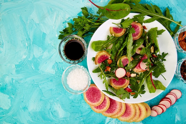 Salade in witte plaat rond ingrediënt