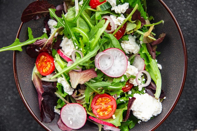 salade kaas groene bladeren groente radijs tomaat komkommer maaltijd eten snack op tafel