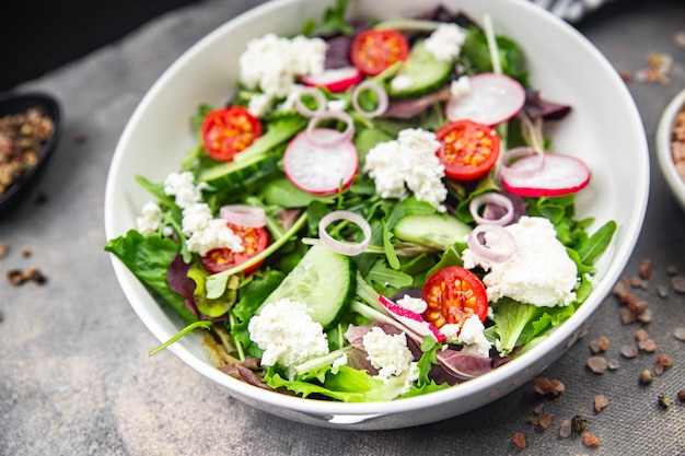 Salade kaas groente radijs tomaat komkommer groene sla mix groene maaltijd voedsel snack