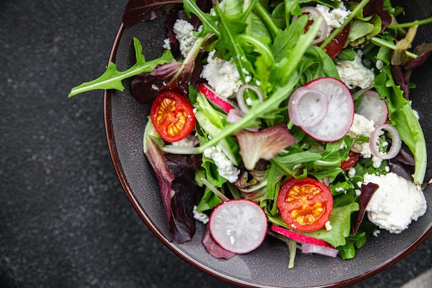 salade kaas groente radijs tomaat komkommer groene sla mix groene maaltijd voedsel snack