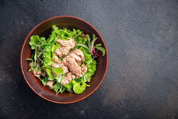 Salade kabeljauw lever zeevruchten maaltijd snack op tafel kopieer ruimte voedsel achtergrond