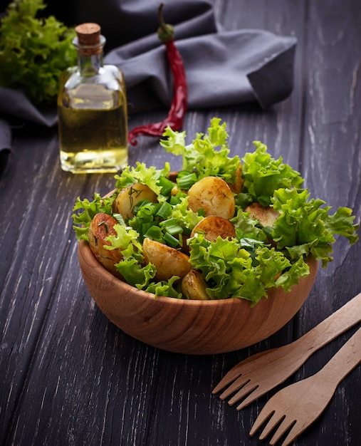 Salade met aardappel, peterselie, dille en sla