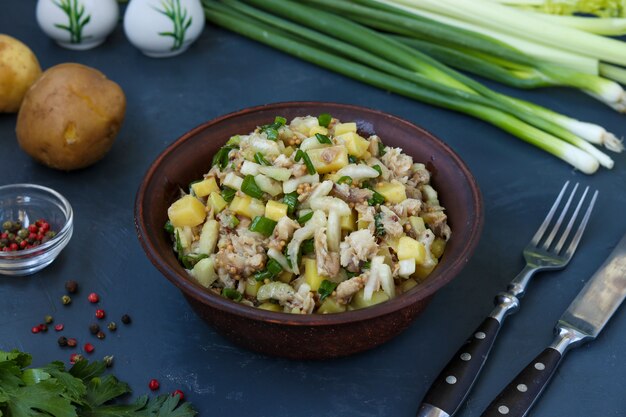 Salade met aardappelen, makreel en selderij, gekruid met mosterd en olijfolie